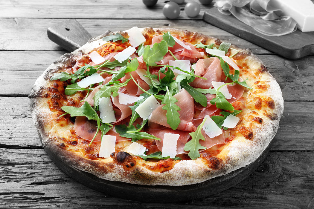 Prosciutto Pizza auf Holztisch, Glasbild