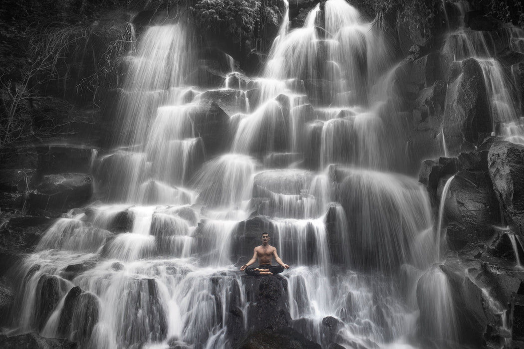 Yoga am Wasserfall in Bali, Glasbild