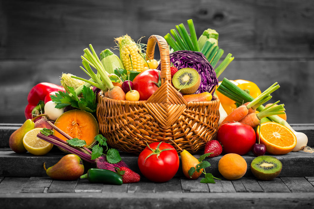 Frisches Obst und Gemüse im Korb, Glasbild