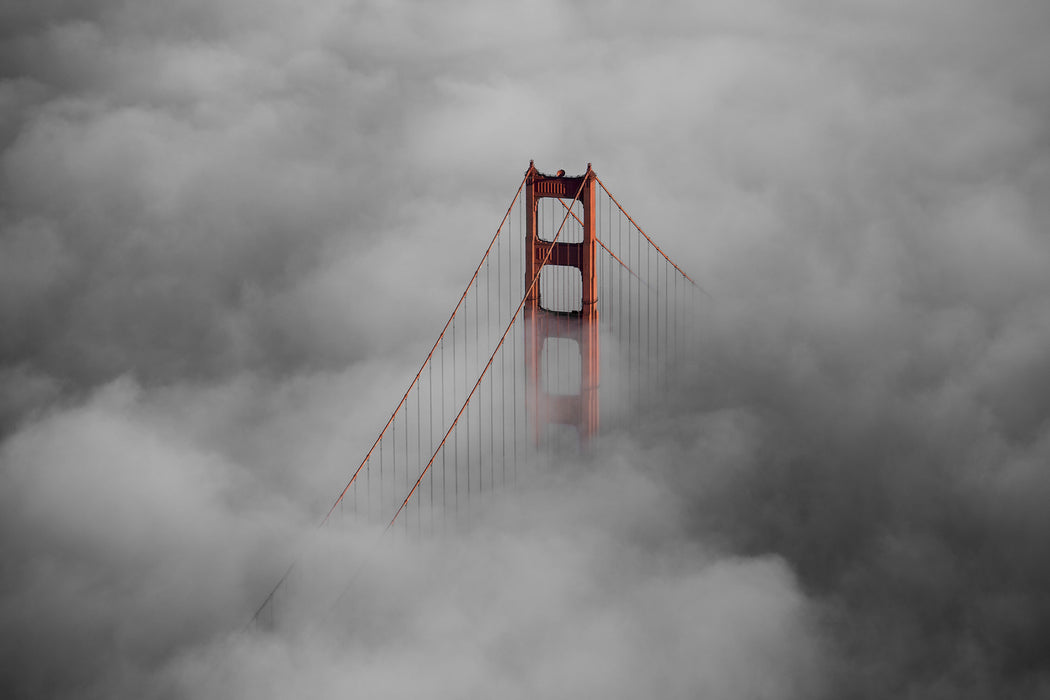 Golden Gate Bridge über den Wolken, Glasbild