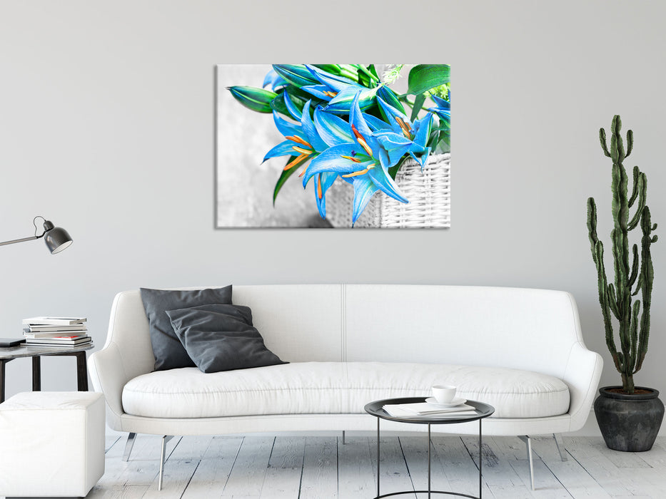 schöne blaue Blumen im Körbchen, Glasbild