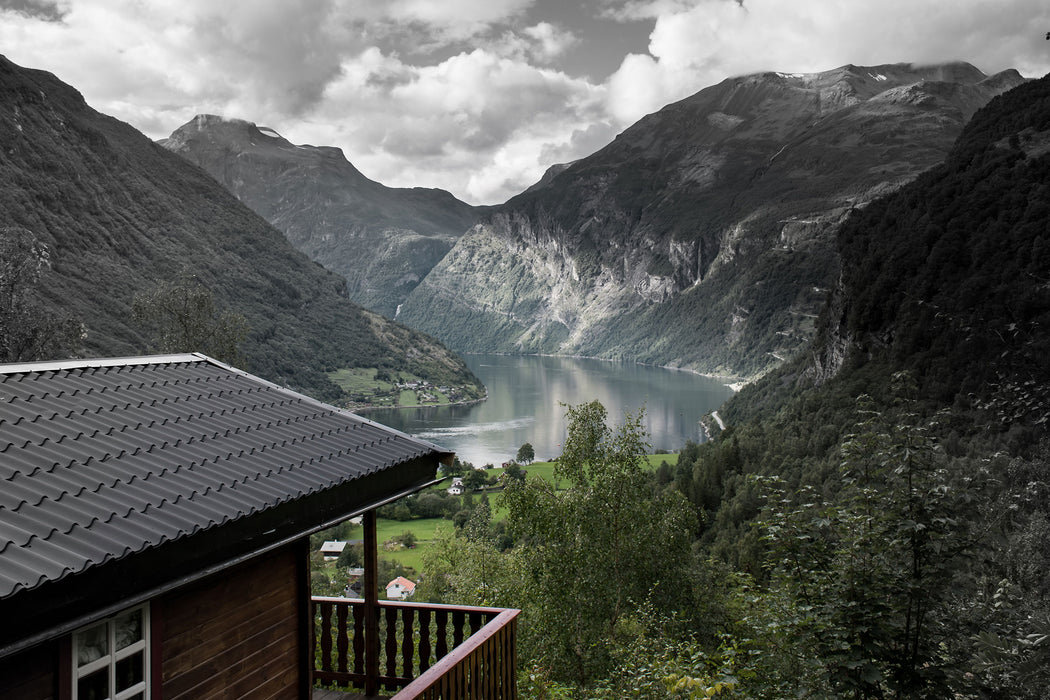 Hütte in schöner Umgebung, Glasbild