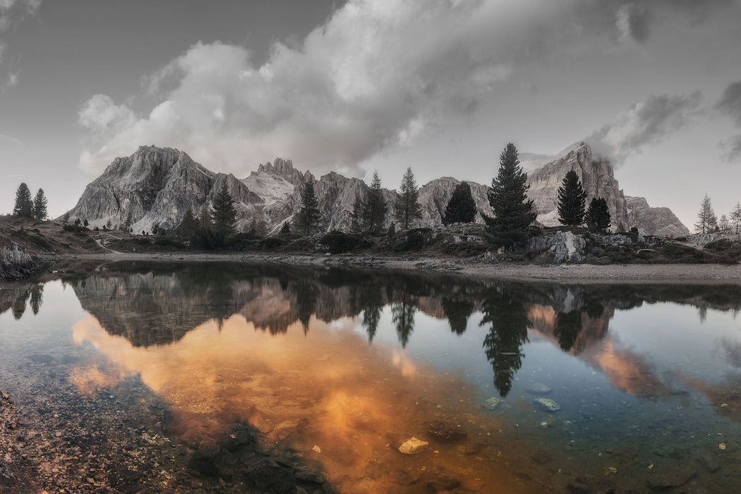 bunte Dolomiten am See Limides, Glasbild