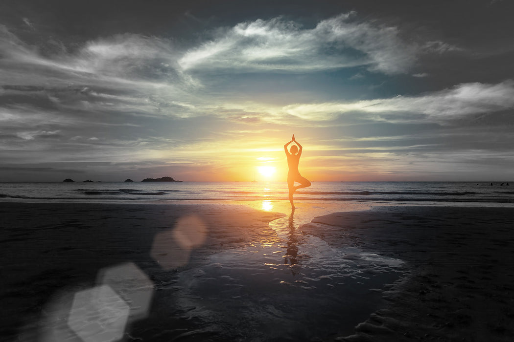 Yoga Silhouette am Strand, Glasbild