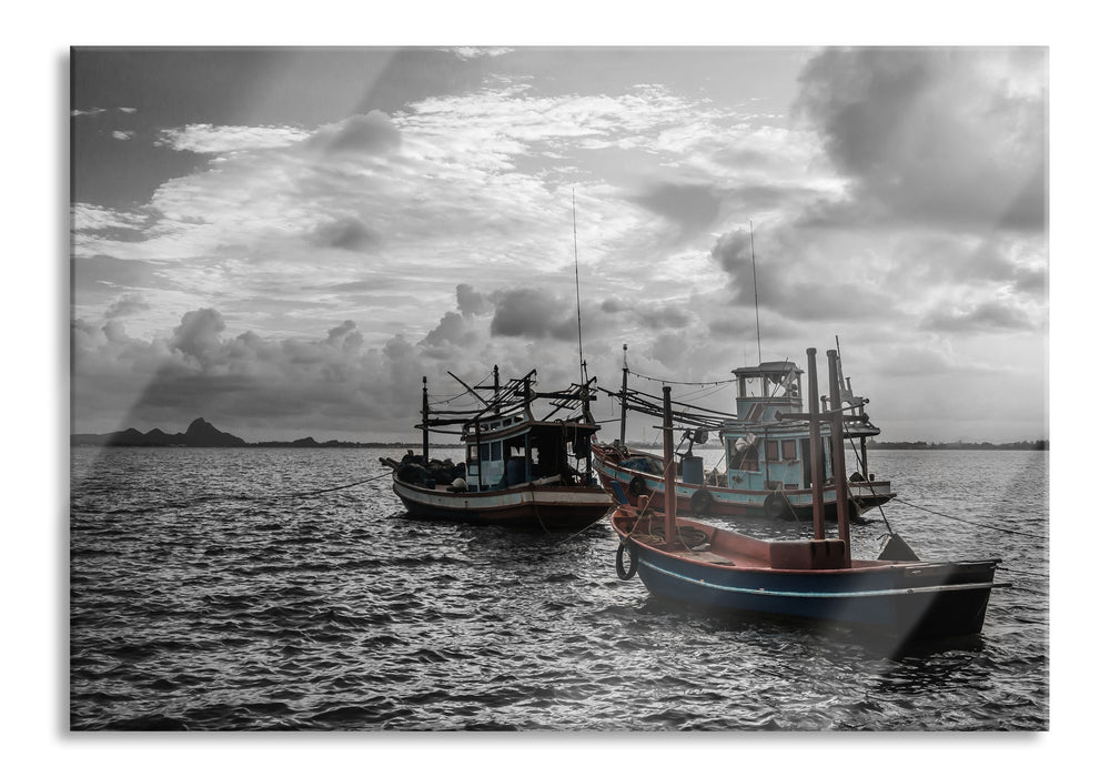 thailändische Fischerboote im Meer, Glasbild