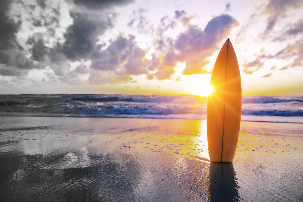 Surfbrett am Strand, Glasbild