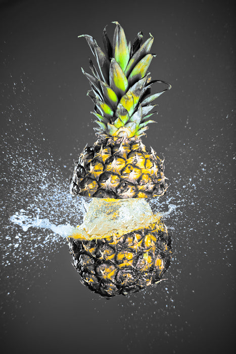 Ananas mit Wasser bespritzt, Glasbild