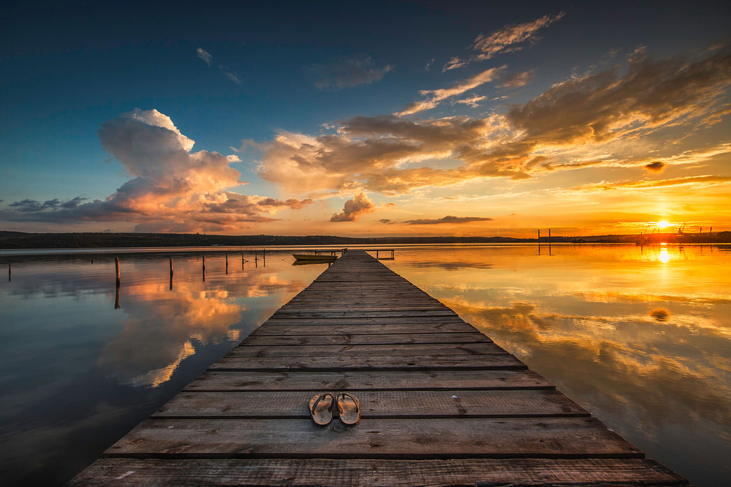 Steg am See bei Sonnenuntergang, Glasbild