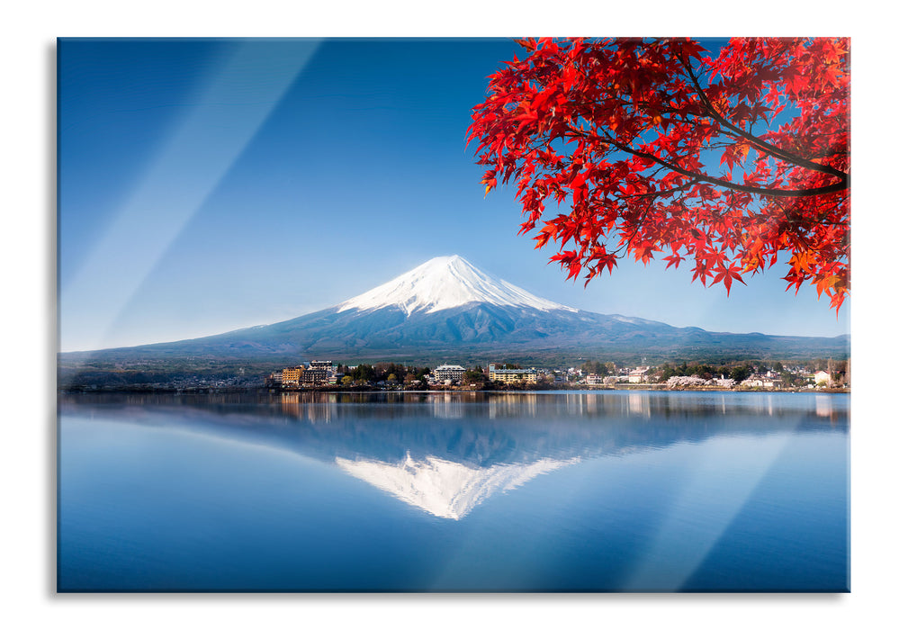 Berg Fujiyama mit herbstlich rotem Baum, Glasbild