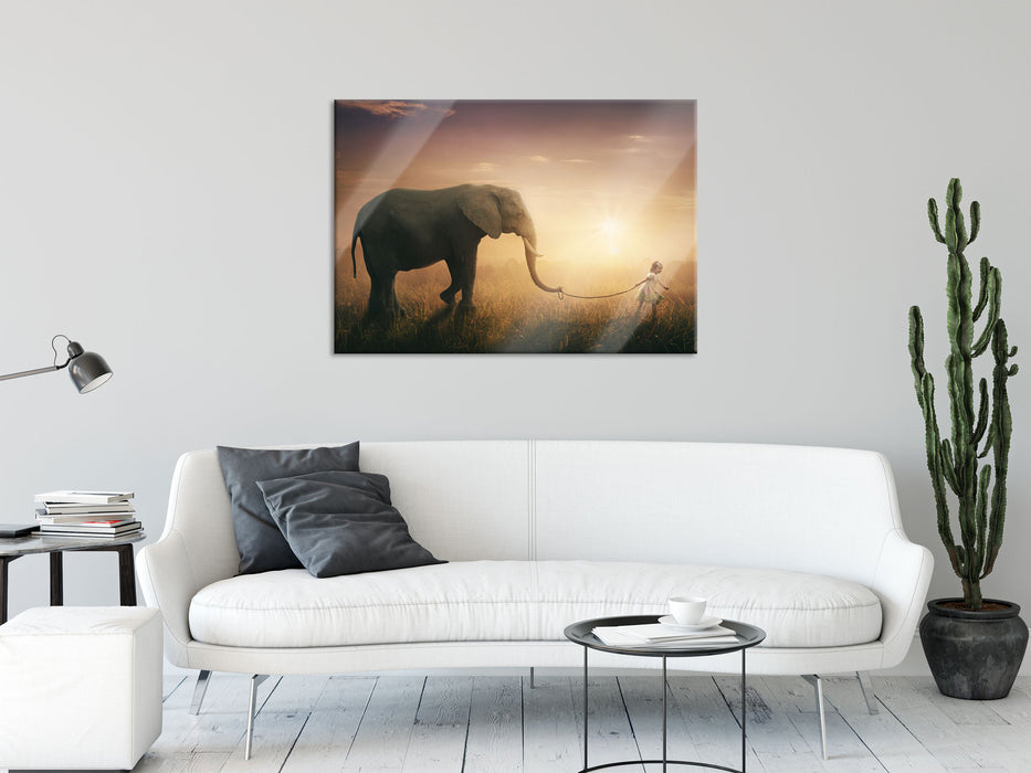 Kind und Elefant bei Sonnenuntergang, Glasbild