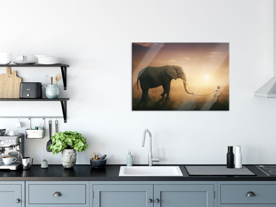 Kind und Elefant bei Sonnenuntergang, Glasbild