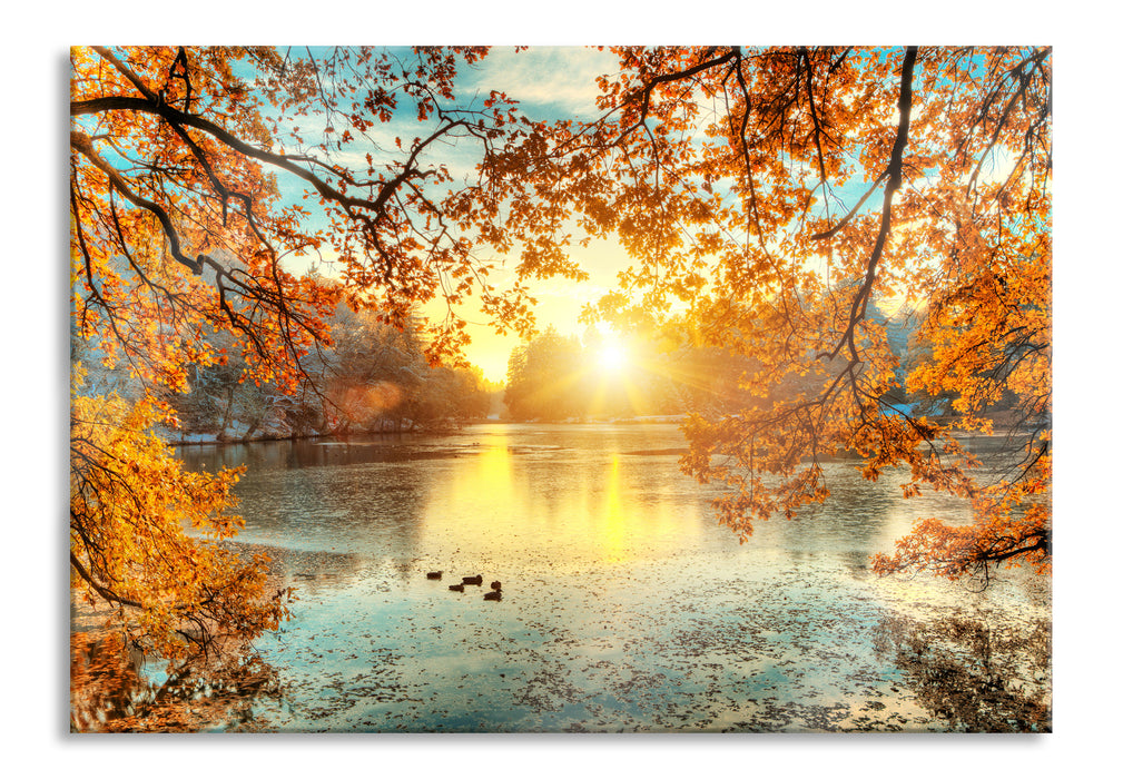 Herbstbäume um See bei Sonnenuntergang, Glasbild