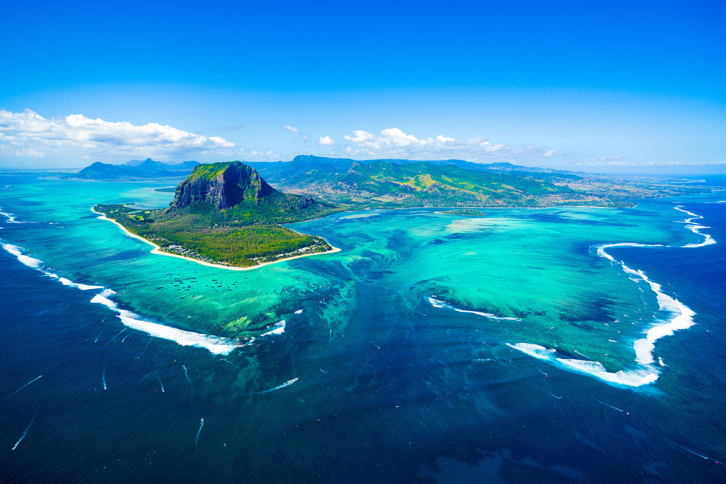 Blick von oben auf die Trauminsel Mauritius, Glasbild