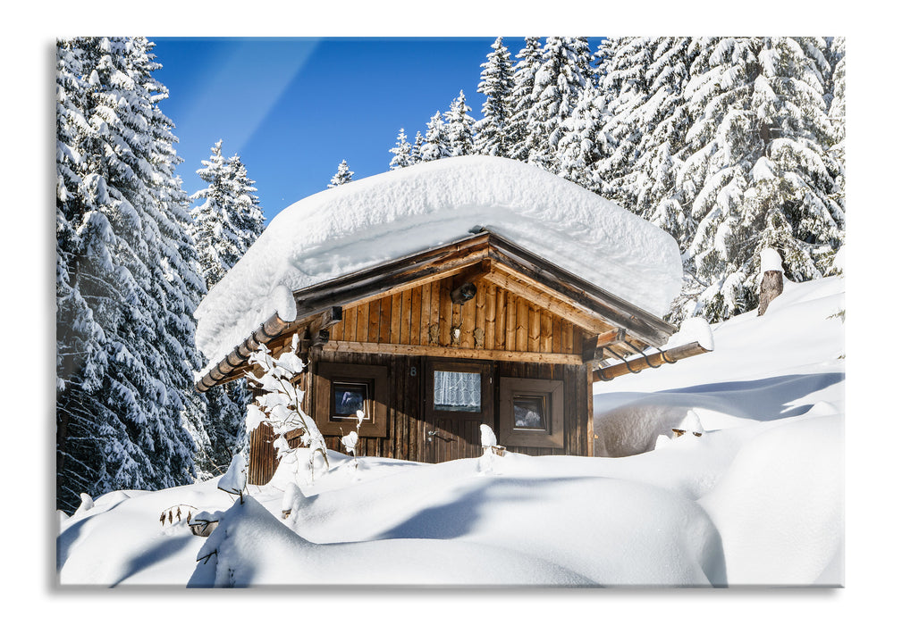 Verschneite Skihütte in Alpenwald, Glasbild