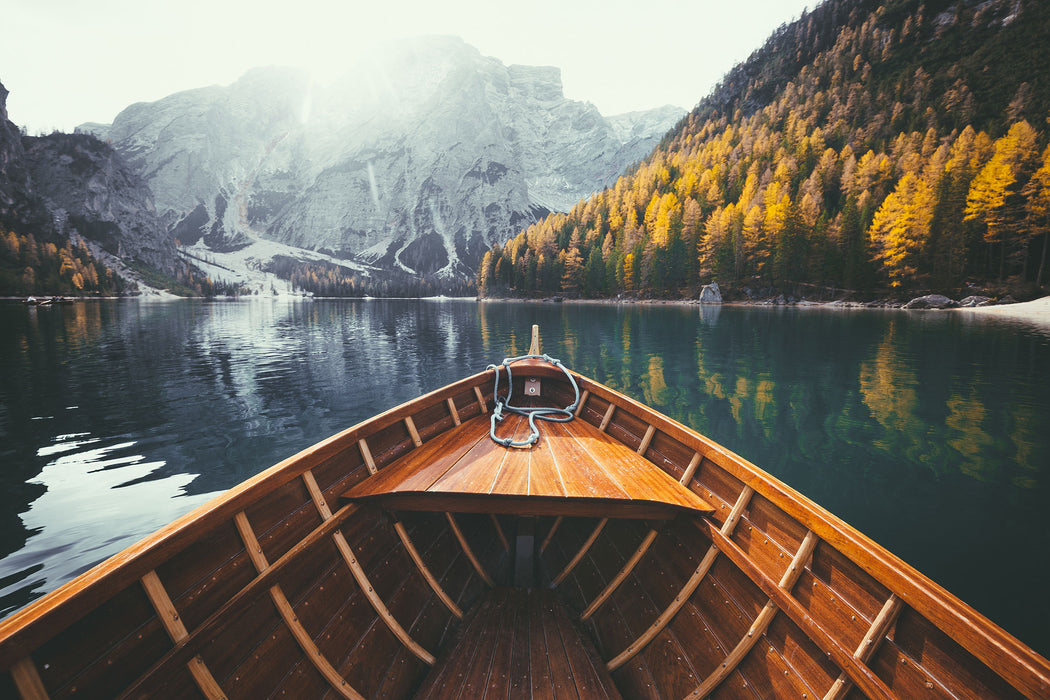 Holzboot auf Alpensee in den Dolomiten, Glasbild