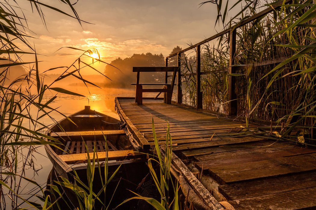 Bootssteg am See bei Sonnenuntergang, Glasbild