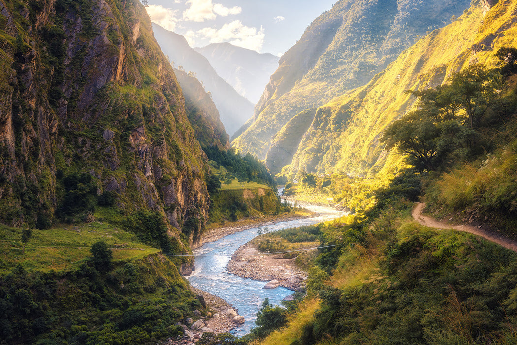 Fluss schlängelt sich durch Bergtal, Glasbild