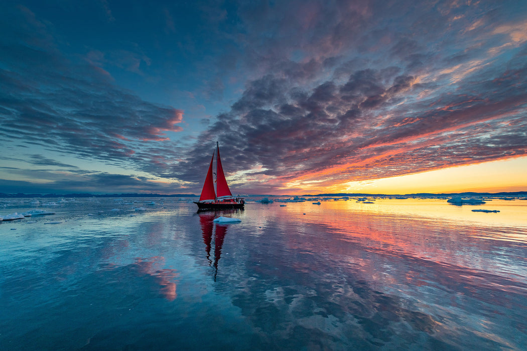 Einsames Segelboot in der Abenddämmerung, Glasbild