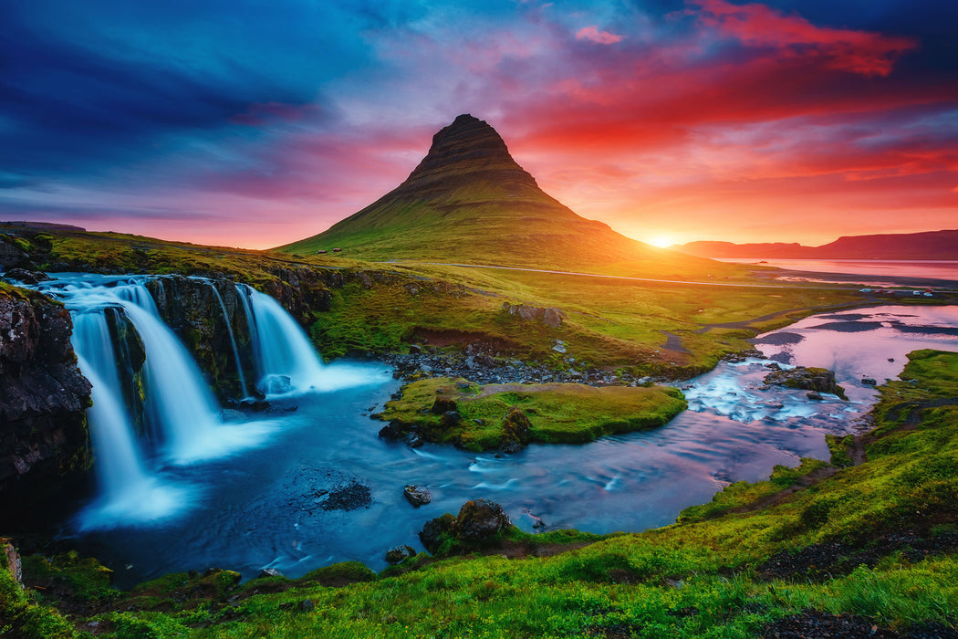 Kirkjufell Vulkan im Sonnenuntergang, Glasbild