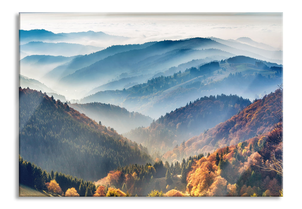 Nebelige Berglandschaft im Herbst, Glasbild