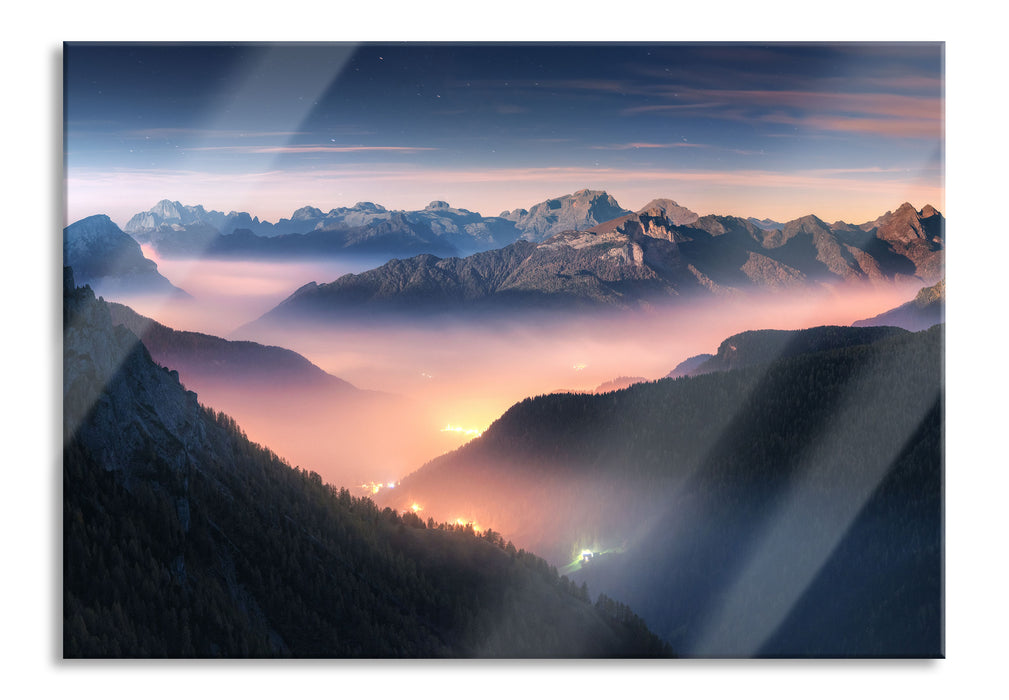 Leuchtender Nebel in Bergtälern, Glasbild