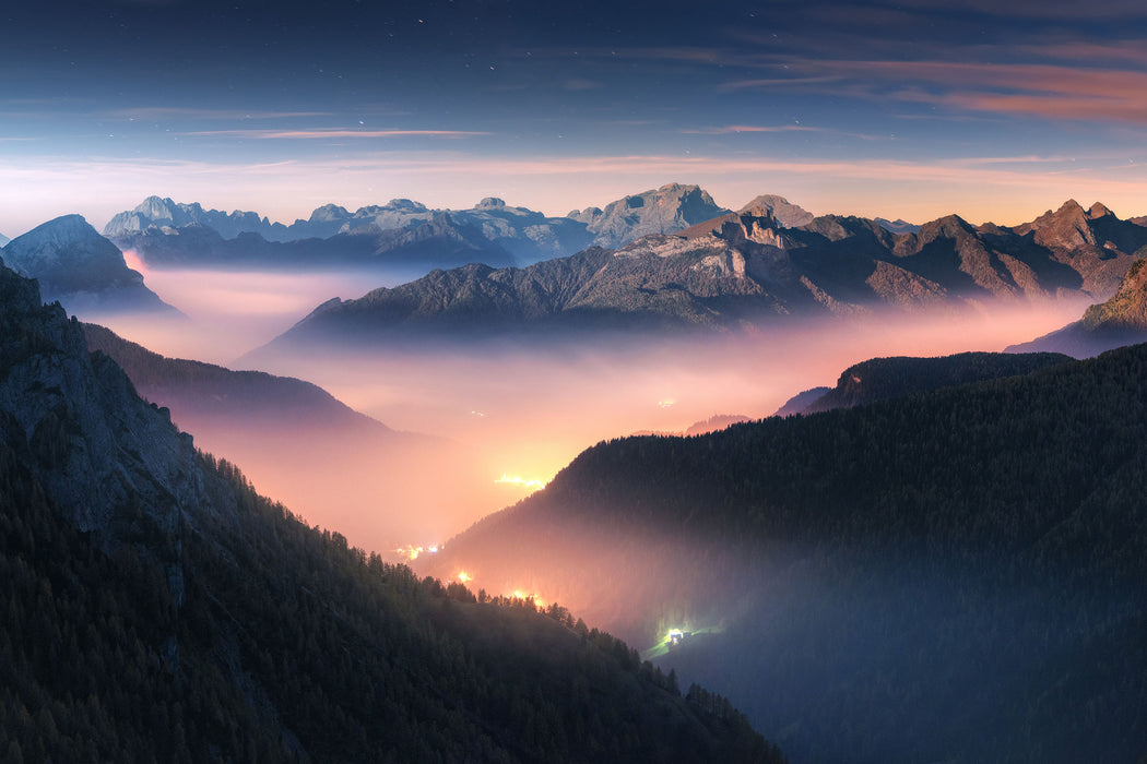 Leuchtender Nebel in Bergtälern, Glasbild