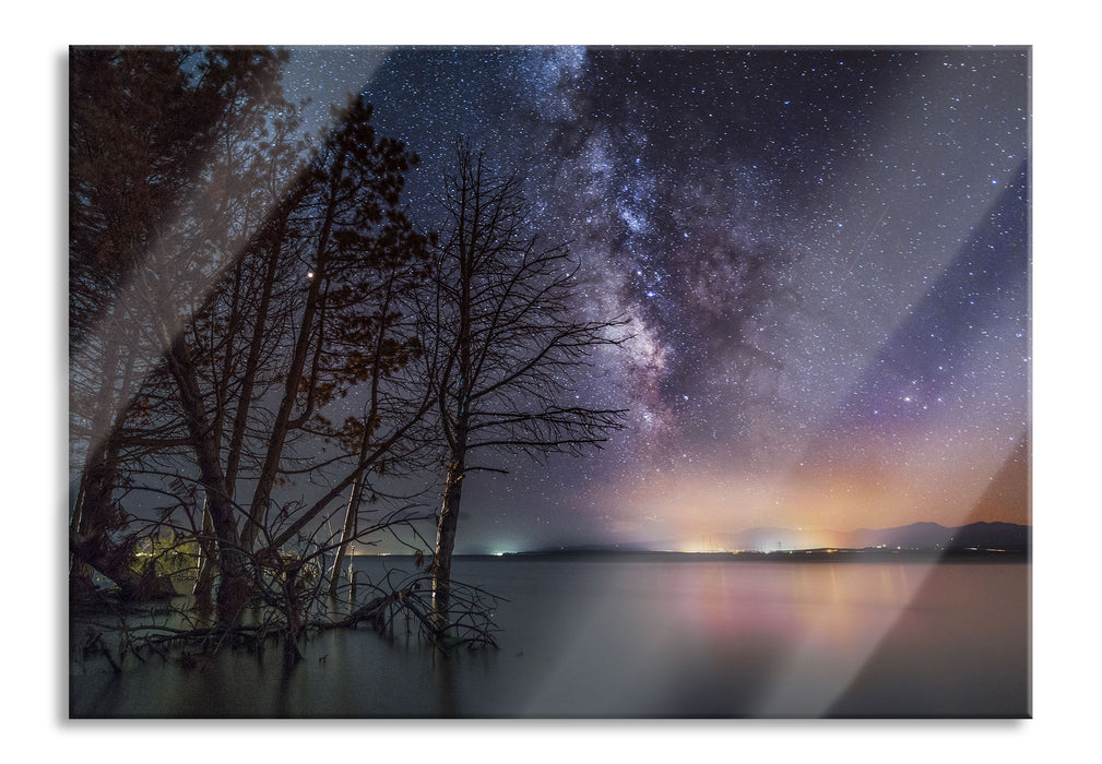 Bäume am See in sternenklarer Nacht, Glasbild