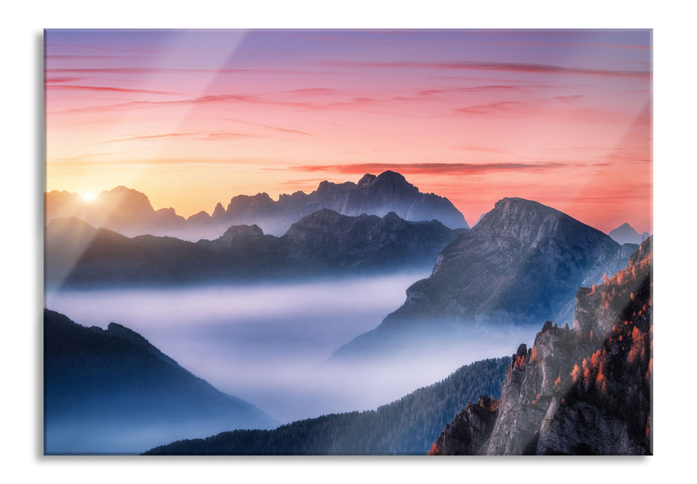 Vernebelte Berge bei Sonnenaufgang, Glasbild