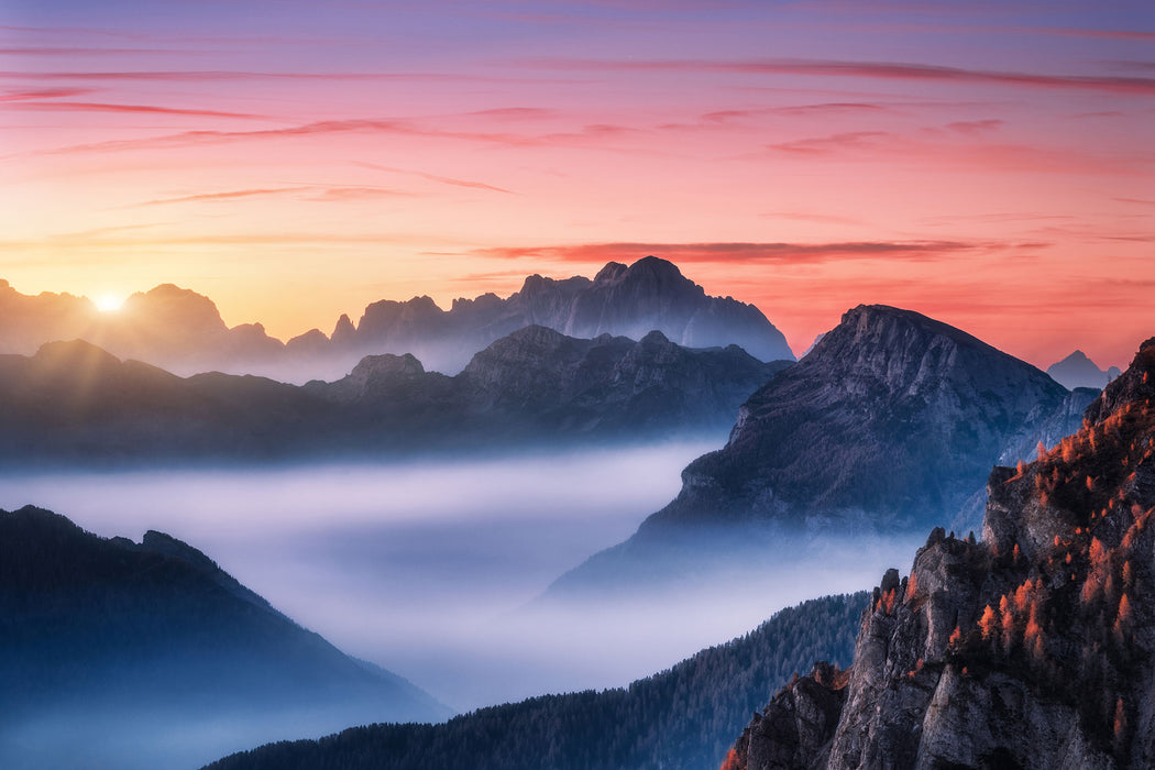 Vernebelte Berge bei Sonnenaufgang, Glasbild