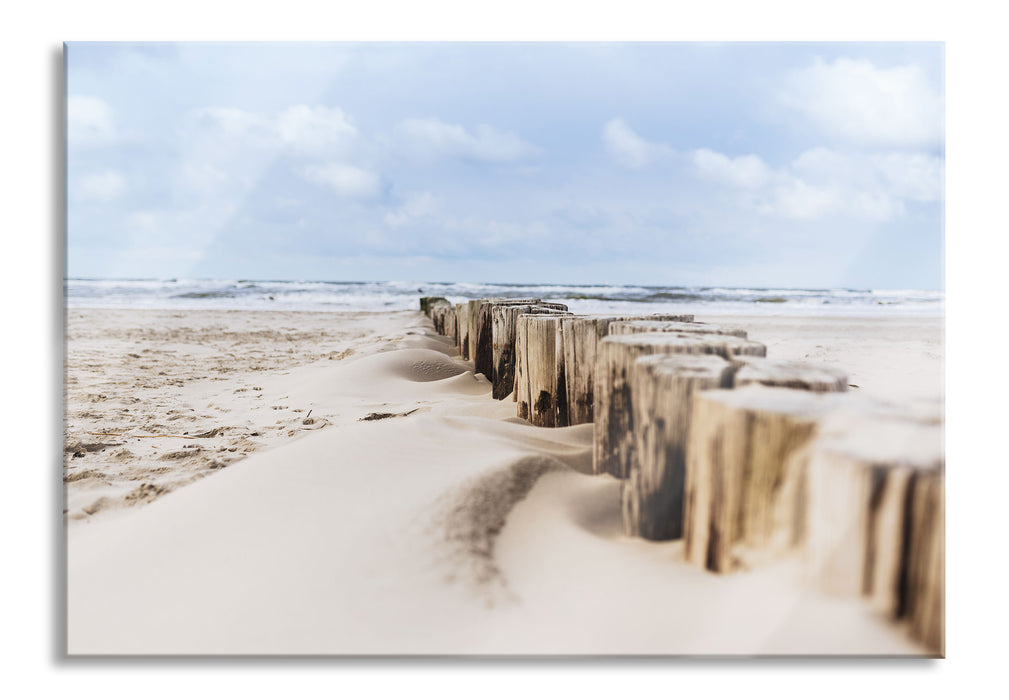 Nahaufnahme Steg aus Holzpföcken am Meer, Glasbild