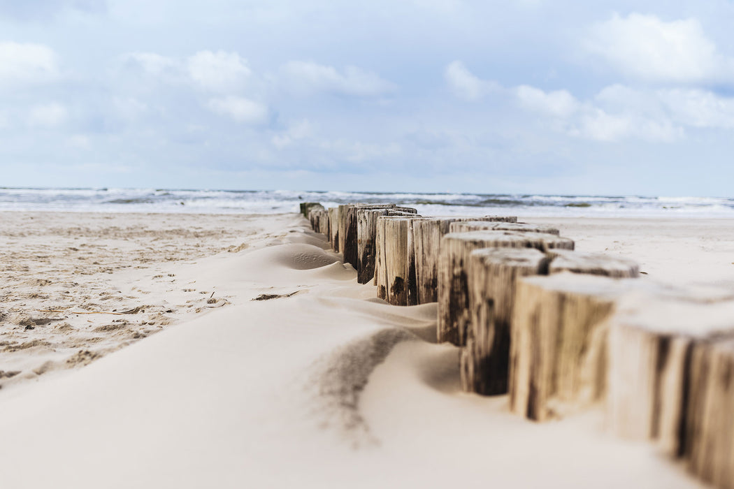 Nahaufnahme Steg aus Holzpföcken am Meer, Glasbild