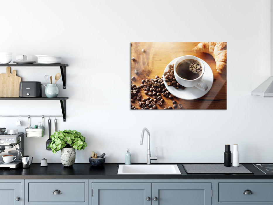 Tasse Kaffee mit Bohnen und Croissant, Glasbild