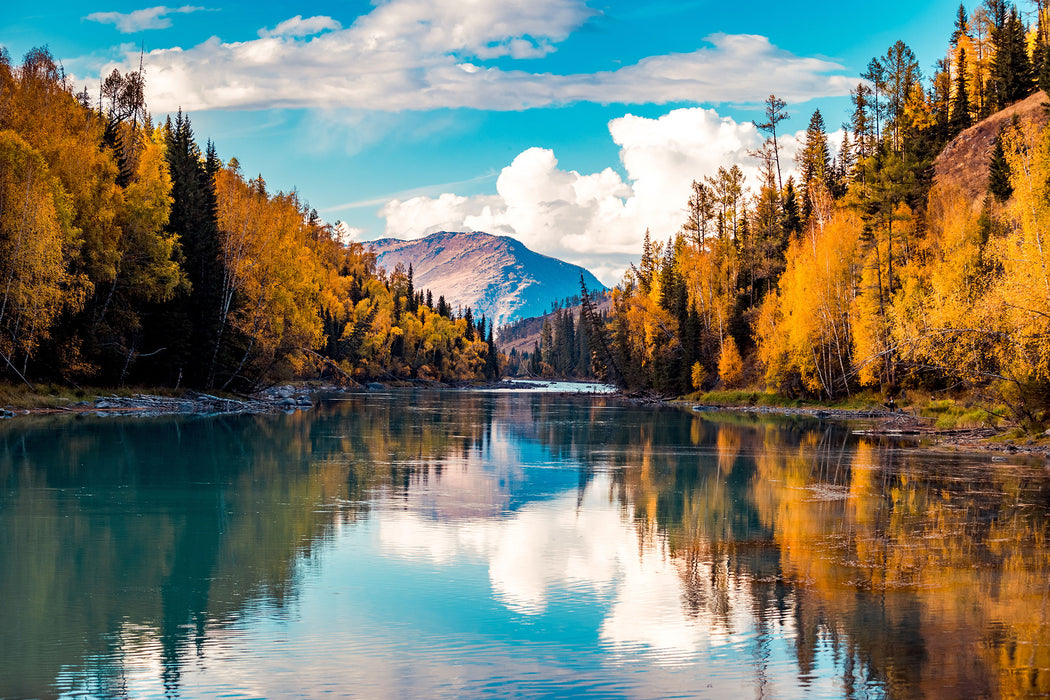 Bergsee mit Herbstwald, Glasbild