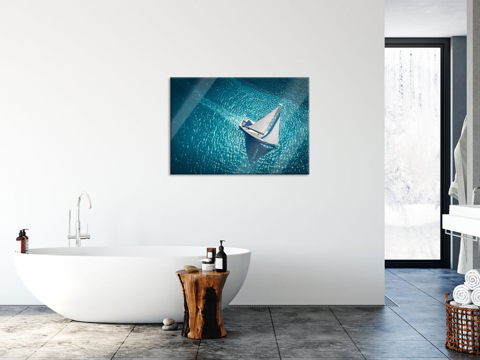 Einsames Segelboot auf dem Meer, Glasbild