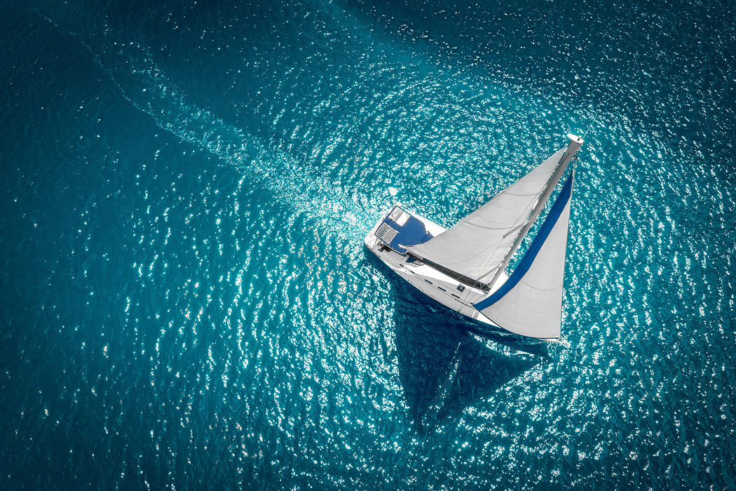 Einsames Segelboot auf dem Meer, Glasbild
