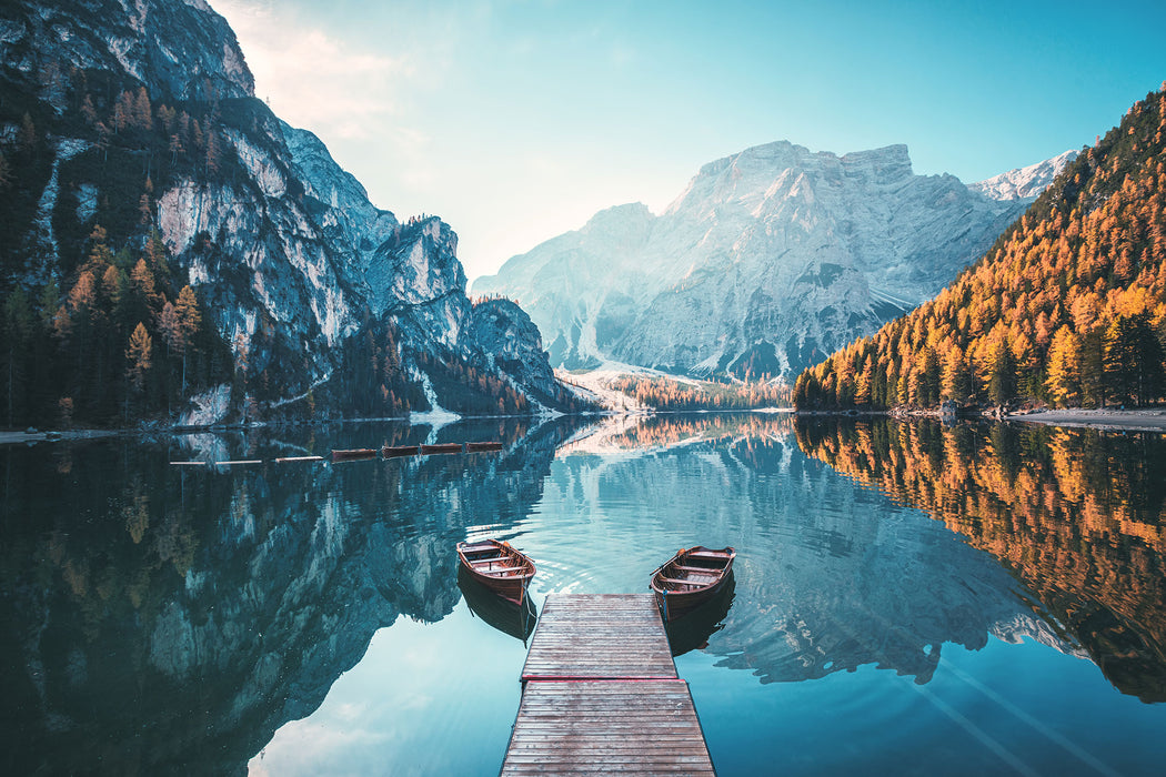 Boote am Steg des Pragser Wildsee, Glasbild