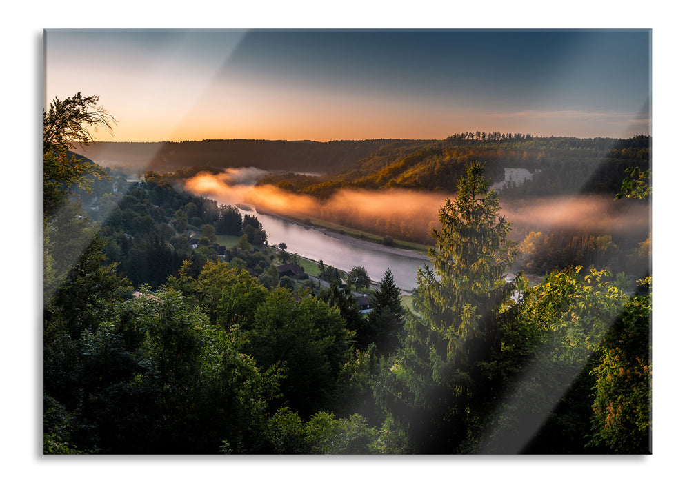 Nebel über Fluss bei Sonnenaufgang, Glasbild