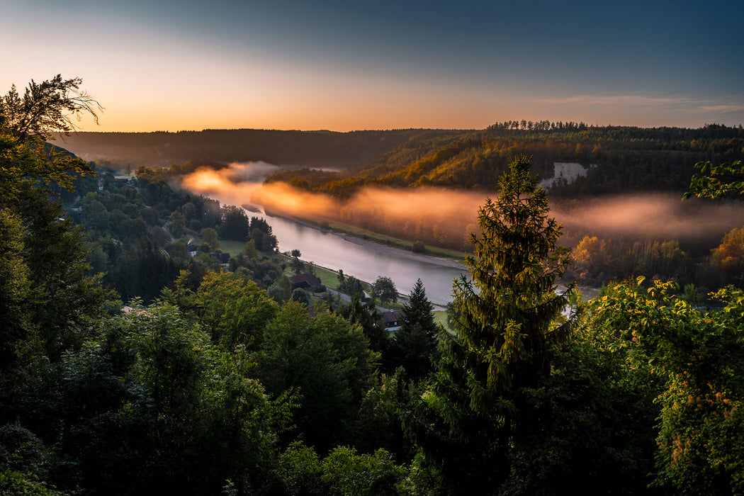 Nebel über Fluss bei Sonnenaufgang, Glasbild