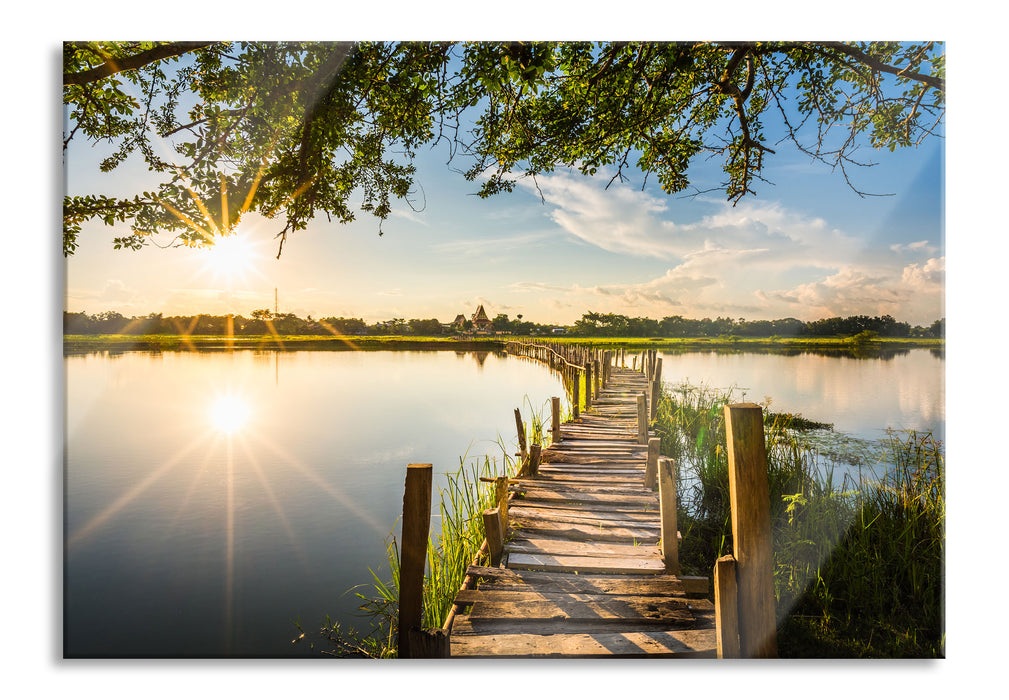 Pixxprint Holzbrücke über Natursee im Sommer, Glasbild