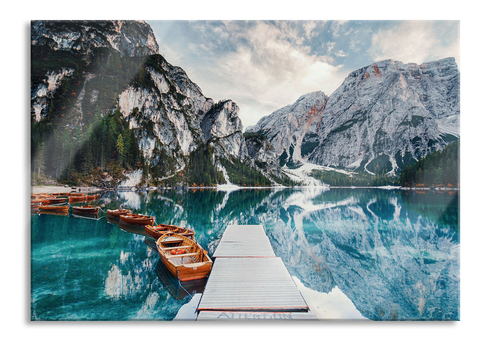 Pixxprint Bootsreihe am Steg des Pragser Wildsee, Glasbild