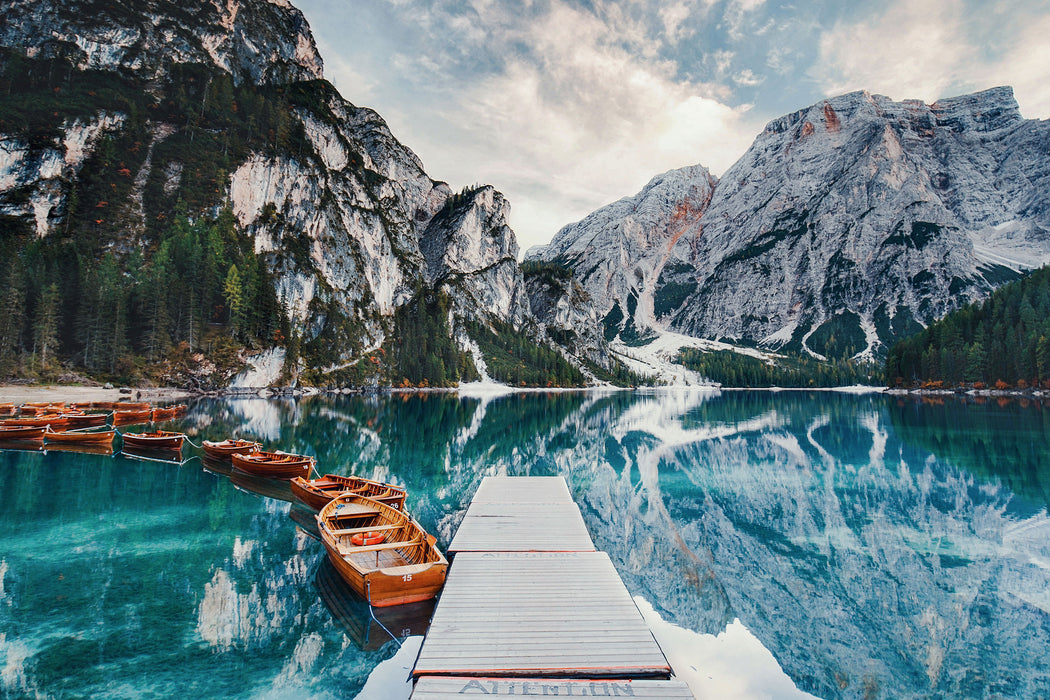 Bootsreihe am Steg des Pragser Wildsee, Glasbild