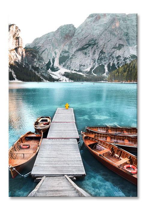 Pixxprint Bootssteg und Berge am Pragser Wildsee, Glasbild