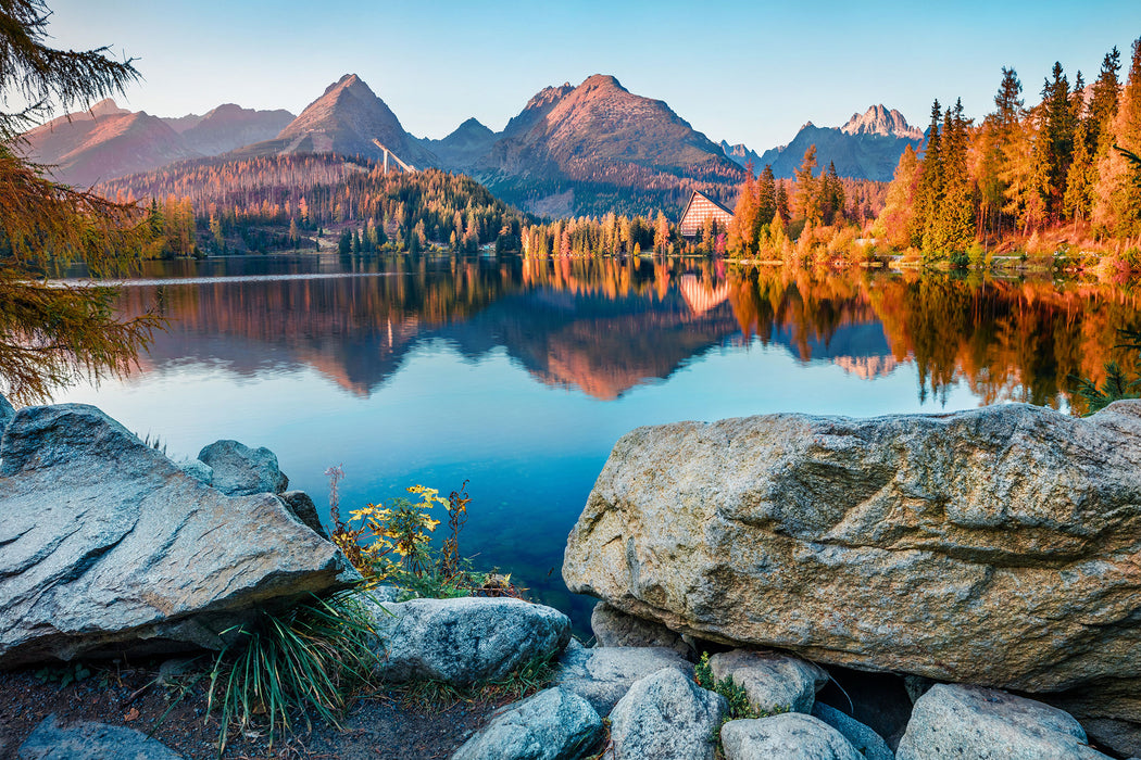 Herbstlicher Natursee in der Slowakei, Glasbild