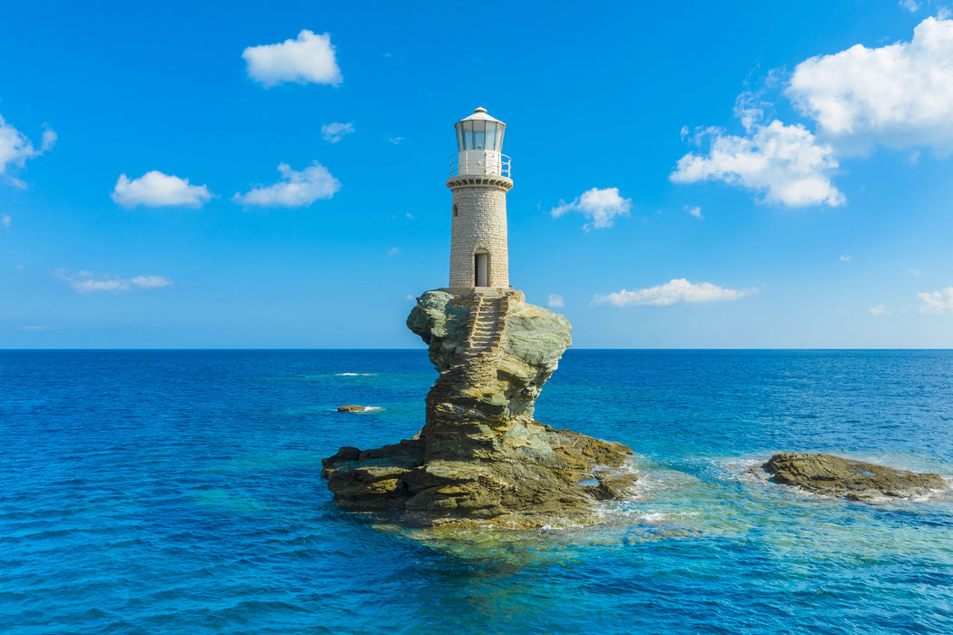 Leuchtturm auf kleiner Insel im Meer, Glasbild