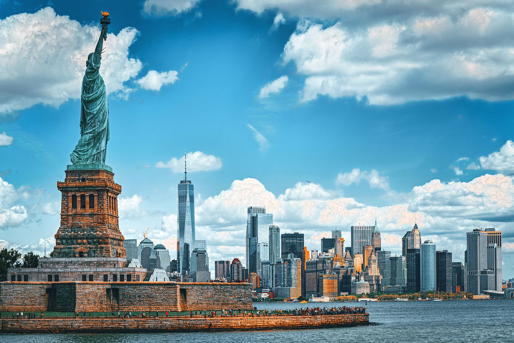 Freiheitsstatue mit New Yorker Skyline, Glasbild