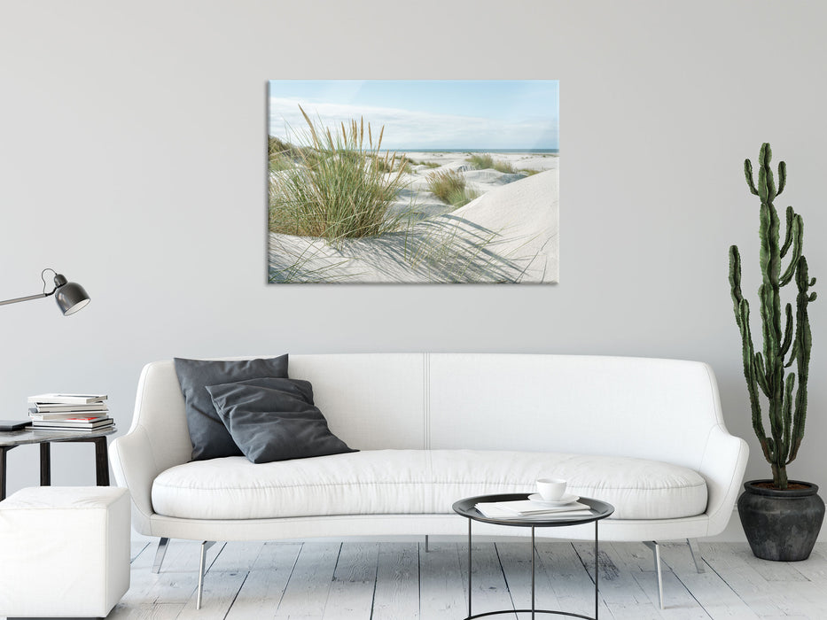 Grasige Dünenlandschaft am Meer, Glasbild