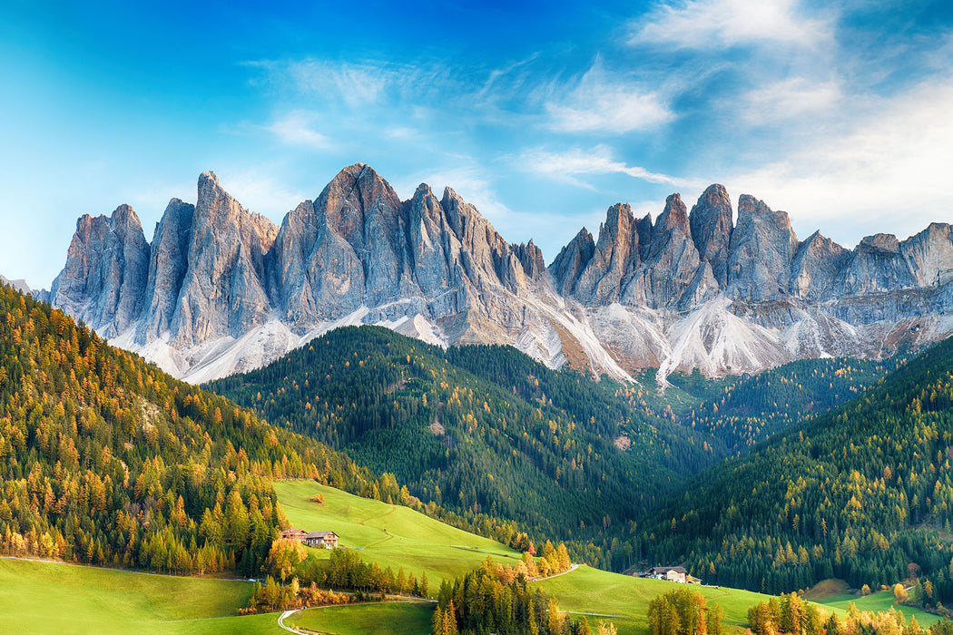 Bunte Waldlandschaft vor den Dolomiten, Glasbild