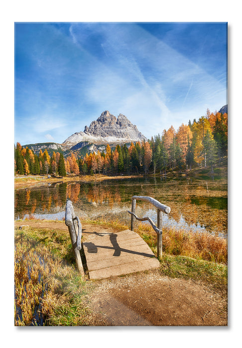 Holzbrücke an Dolomiten See im Herbst, Glasbild