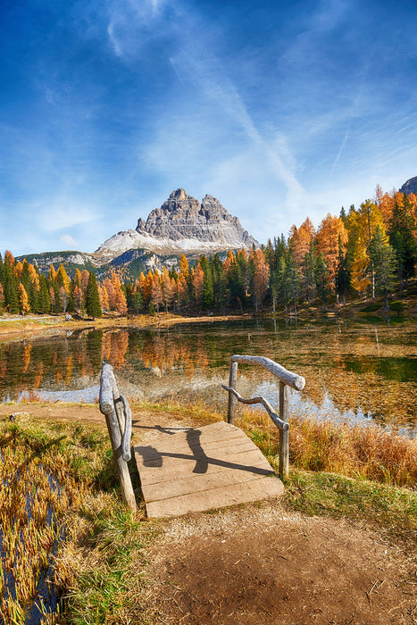 Holzbrücke an Dolomiten See im Herbst, Glasbild