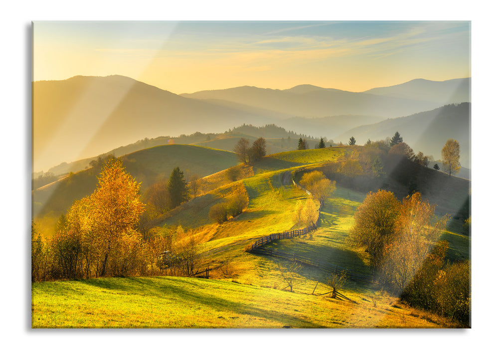 Hügelige Herbstlandschaft bei Sonnenuntergang, Glasbild